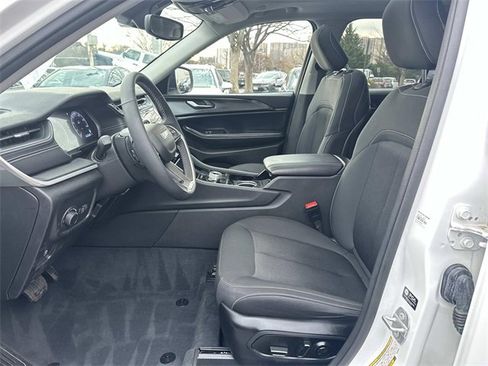 Certified 2023 Jeep Grand Cherokee Laredo w/ Luxury Tech Group I image 17