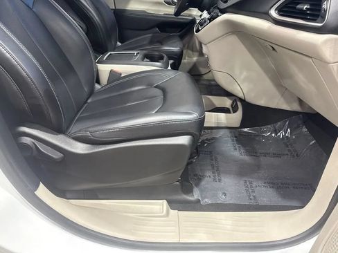 Used 2023 Chrysler Pacifica Touring-L FWD image 93