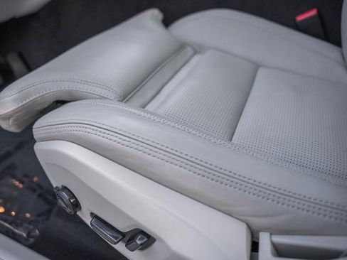 Certified 2022 Volvo XC60 B6 Inscription w/ Advanced Package image 32