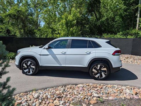 Used 2025 Volkswagen Atlas Cross Sport SE w/ Panoramic Sunroof Package AWD/4WD image 2