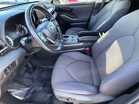 Used 2024 Toyota Highlander LE FWD image 18