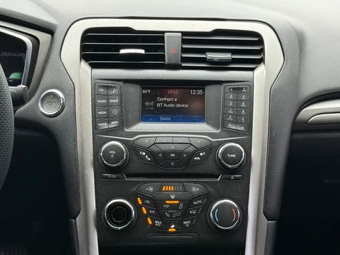 Used 2018 Ford Fusion SE FWD image 9