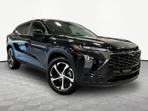 Used 2024 Chevrolet Trax RS w/ Sunroof Package FWD image 3