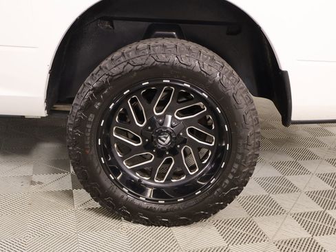 Used 2019 RAM 1500 Classic SLT w/ Luxury Group image 17