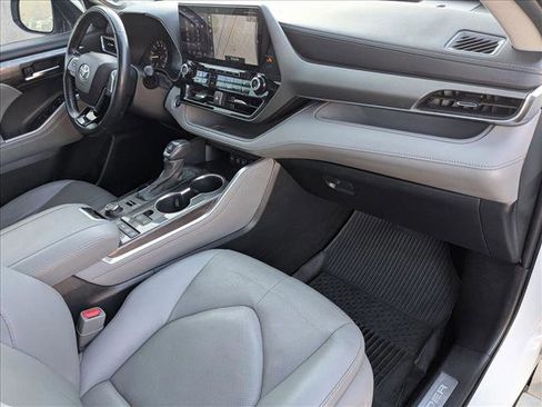 Used 2021 Toyota Highlander Limited image 24