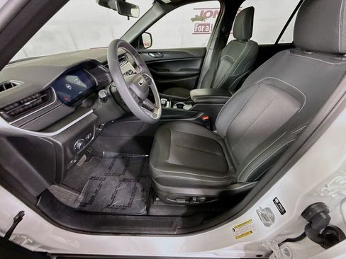 Used 2025 Jeep Grand Cherokee Laredo X AWD/4WD image 25