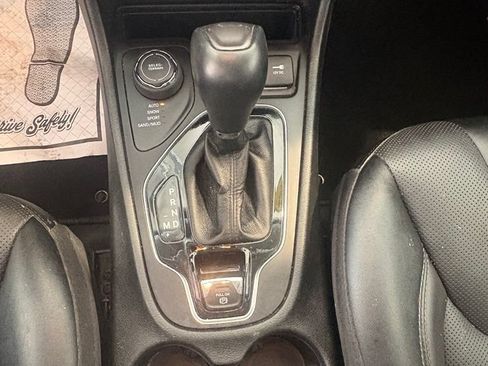 Used 2022 Jeep Cherokee Limited AWD/4WD image 20