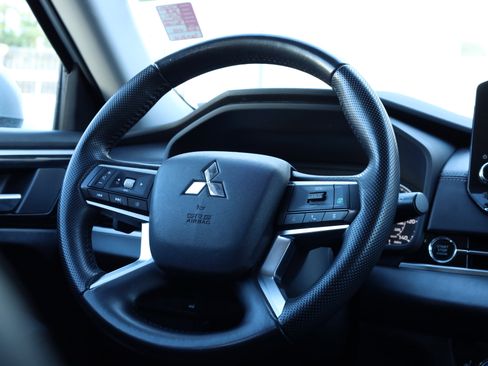 Used 2023 Mitsubishi Outlander SE image 8