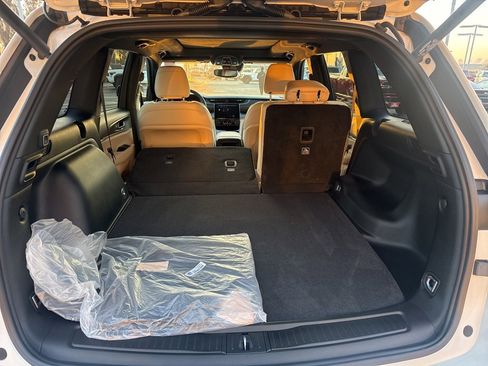 Certified 2024 Jeep Grand Cherokee Limited image 7