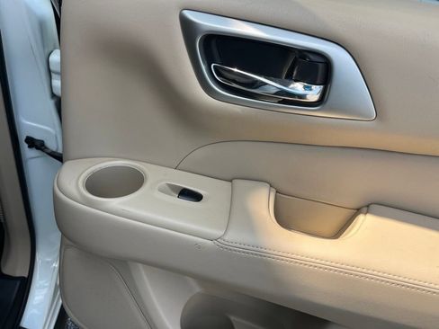Used 2017 Nissan Pathfinder Platinum FWD image 36