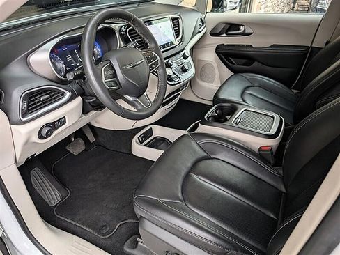 Used 2024 Chrysler Pacifica Touring-L FWD image 2