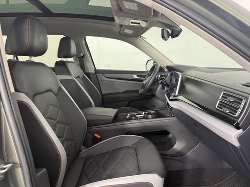 Used 2025 Volkswagen Atlas Peak Edition SE AWD/4WD image 10