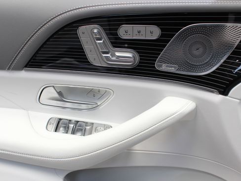 Used 2025 Mercedes-Benz Maybach GLS 600 4MATIC image 21