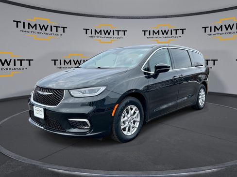 Used 2024 Chrysler Pacifica Touring-L image 1