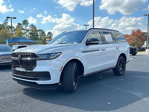 New 2025 Lincoln Navigator Reserve w/ Jet Appearance Package AWD/4WD image 2