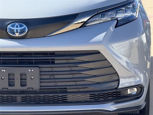 Used 2024 Toyota Sienna XLE Woodland Edition image 9