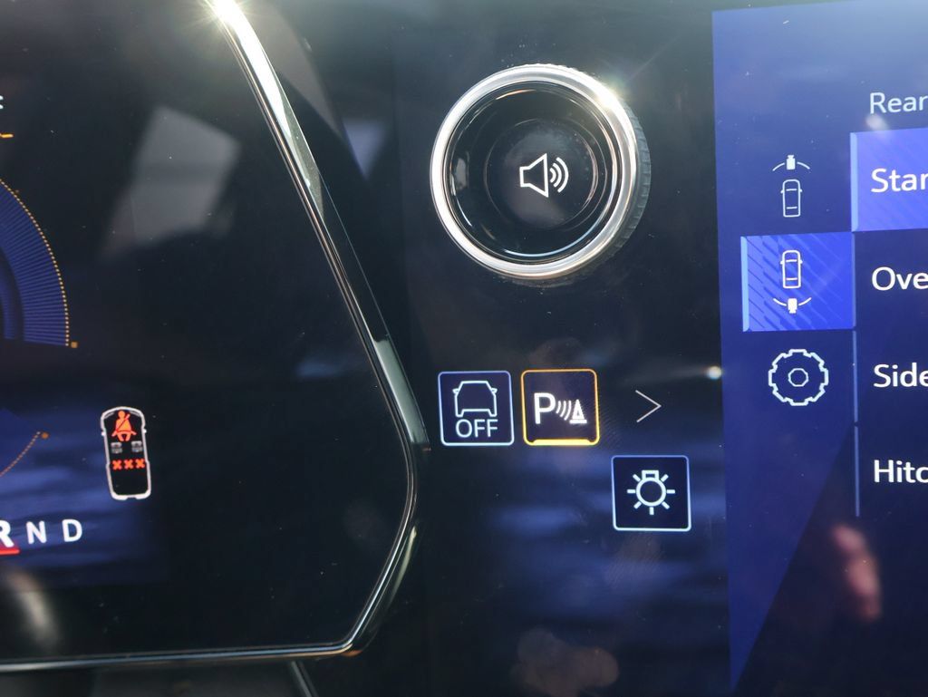 Certified 2024 Chevrolet Equinox EV RS FWD image 30
