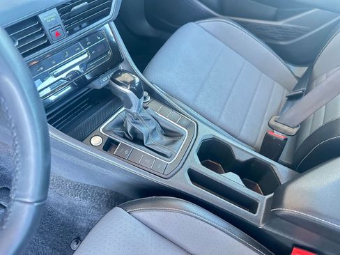 Used 2025 Volkswagen Jetta SE image 41