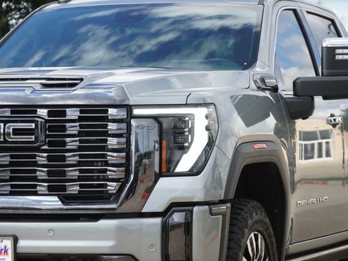 Used 2024 GMC Sierra 2500 Denali Ultimate AWD/4WD image 4