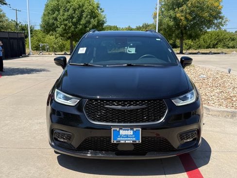 Used 2025 Chrysler Pacifica Limited FWD image 12
