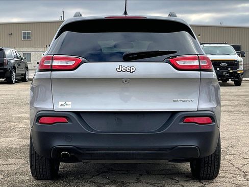 Used 2017 Jeep Cherokee Sport image 4