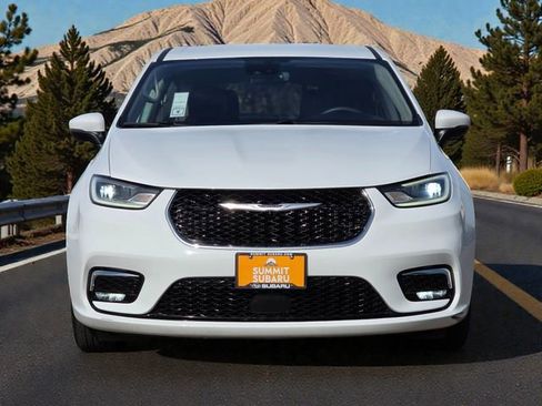 Used 2023 Chrysler Pacifica Touring-L image 3