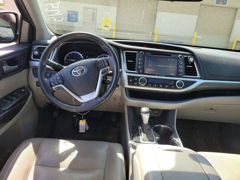 Used 2017 Toyota Highlander Limited Platinum AWD/4WD image 8