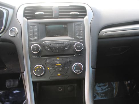 Used 2017 Ford Fusion SE FWD image 16