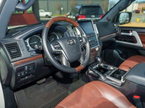 Used 2021 Toyota Land Cruiser image 12