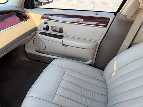 Used 2003 Lincoln Town Car Signature RWD image 21