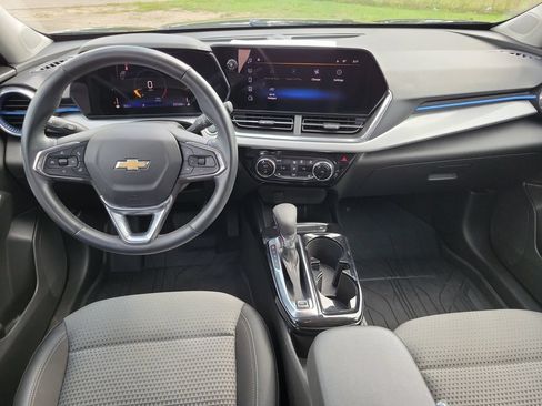 Used 2025 Chevrolet Trax LT w/ Driver Confidence Package FWD image 32
