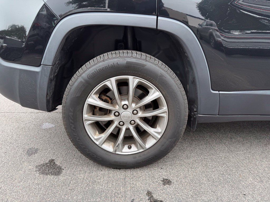 Used 2019 Jeep Cherokee Latitude Plus w/ Cold Weather Group AWD/4WD image 26