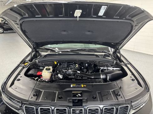Used 2025 Jeep Grand Cherokee Limited w/ Luxury Tech Group II AWD/4WD image 52