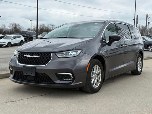 Used 2023 Chrysler Pacifica Touring-L FWD image 2