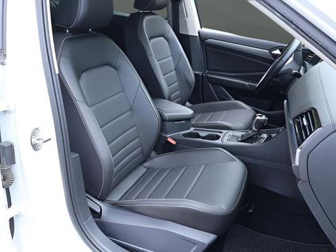 Certified 2022 Volkswagen Jetta SE w/ Panoramic Sunroof Package FWD image 20