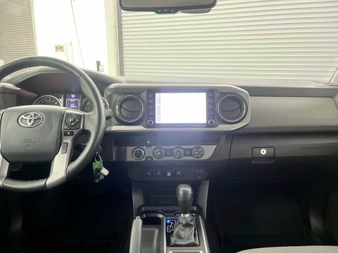 Used 2020 Toyota Tacoma SR5 AWD/4WD image 10