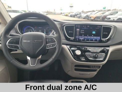 Used 2023 Chrysler Pacifica Touring-L FWD image 4