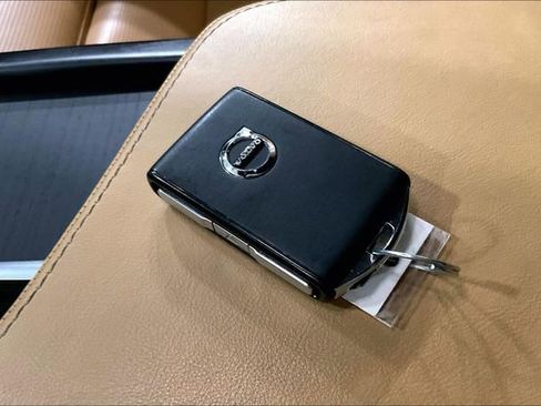 Certified 2023 Volvo XC90 B6 Ultimate w/ Lounge Package image 12