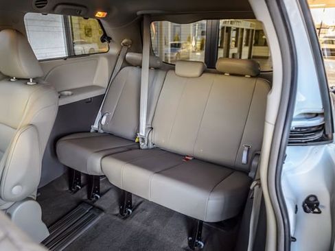 Used 2018 Toyota Sienna XLE Premium image 45