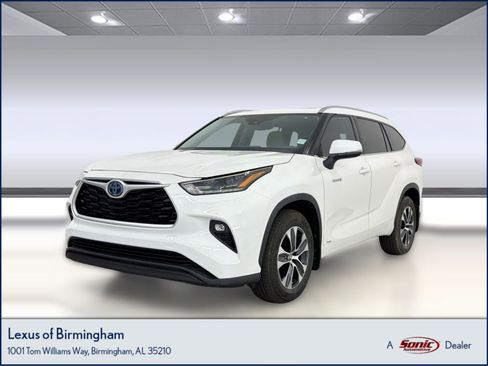 Used 2021 Toyota Highlander XLE AWD/4WD image 1