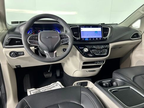 Used 2023 Chrysler Pacifica Touring-L image 18