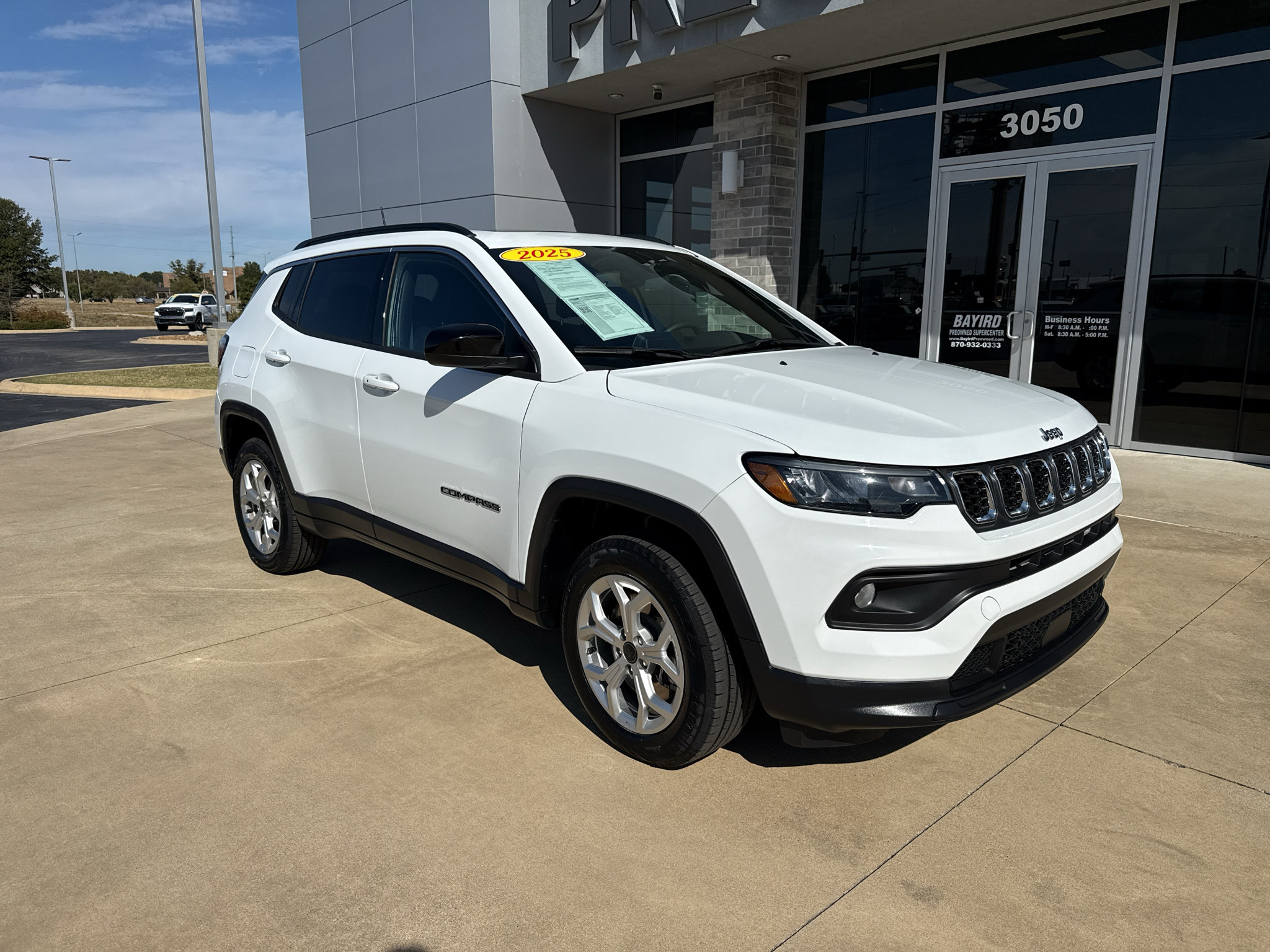 Used 2025 Jeep Compass Latitude w/ Sun & Sound Group AWD/4WD image 1