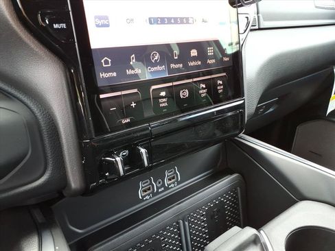 New 2026 RAM 2500 Laramie AWD/4WD image 30