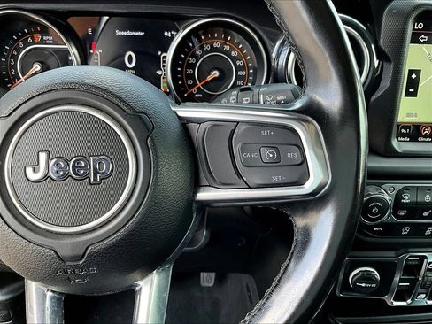 Used 2022 Jeep Wrangler Unlimited Sahara AWD/4WD image 12