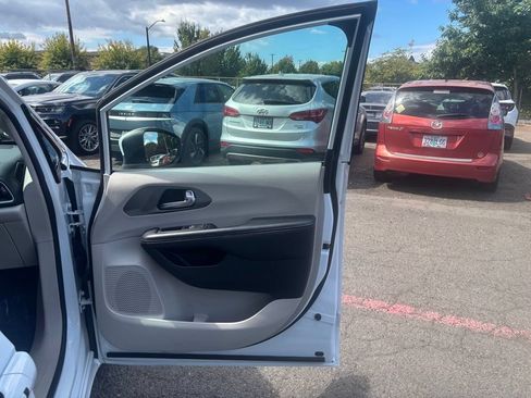 Used 2023 Chrysler Pacifica Touring-L FWD image 14