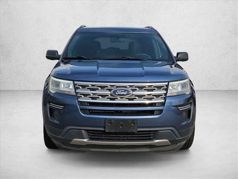 Used 2018 Ford Explorer XLT FWD image 2