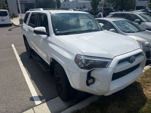 Used 2016 Toyota 4Runner SR5 AWD/4WD image 2