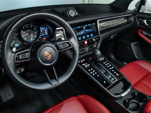 Used 2025 Porsche Macan image 4