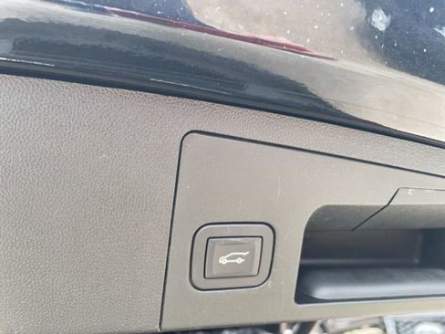 Used 2025 Cadillac XT4 Premium Luxury FWD image 17