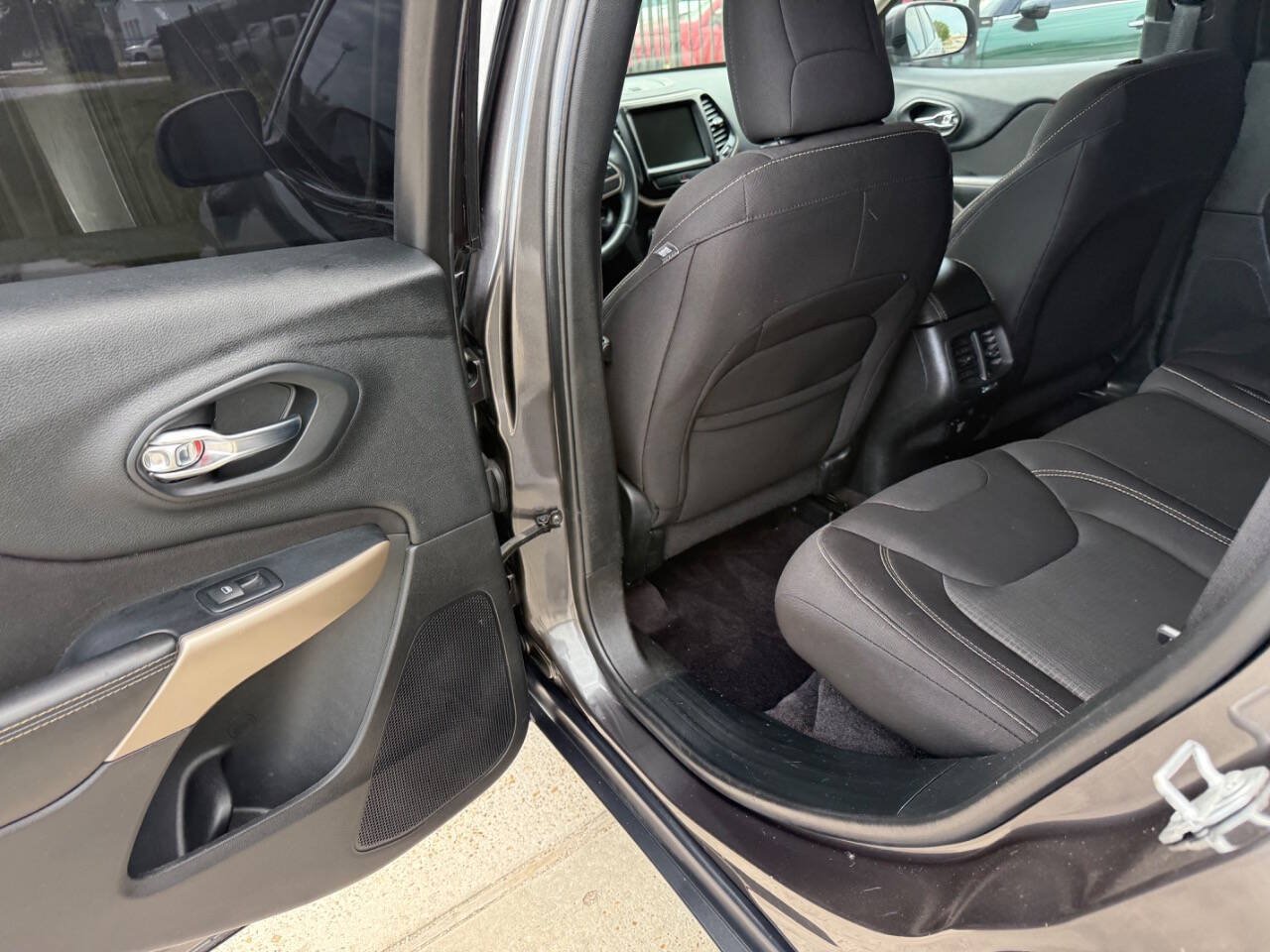 Used 2017 Jeep Cherokee Latitude w/ Comfort & Sound Group FWD image 15